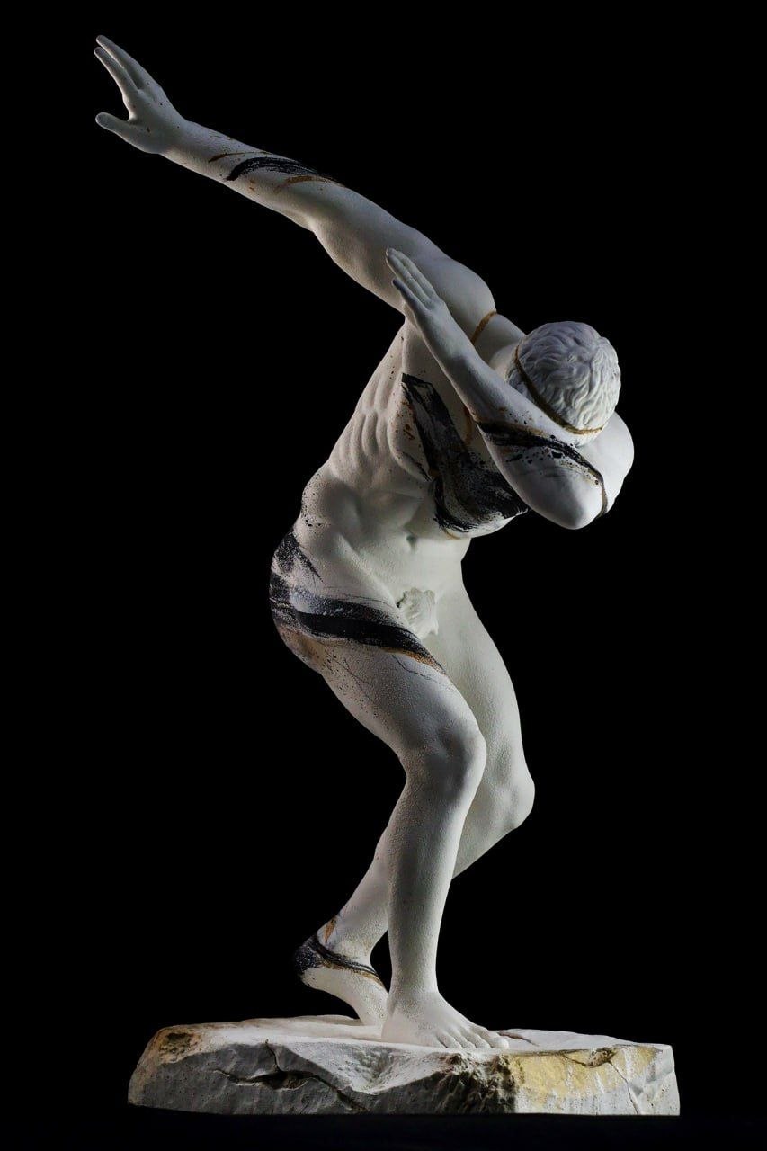 DISCOBOLUS — арт-объект DIVUS: классическая форма дискобола с авторской чёрно-золотой росписью на чёрном фоне