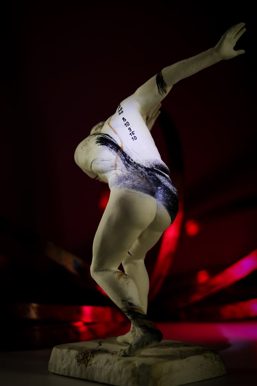 DISCOBOLUS — арт-объект DIVUS в контровом свете, авторская роспись с цифрами и графикой
